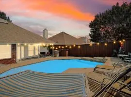 Deluxe Poolside Home, Modern 5BR with Gaming Room