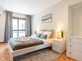 Host Wise - Bright and Elegant Urban Flat with Balcony