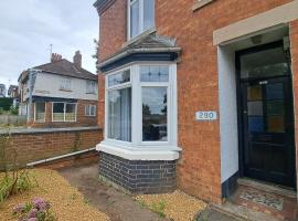 Huge 4 bed in the heart of Kettering, hotel v destinaci Kettering