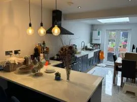 Luxurious Shared Home - Self Check-In, Free Street Parking