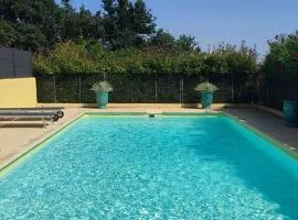 Villa provençale entre Cévennes et Provence avec une grande piscine et un terrain de pétanque