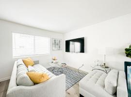 Charming 2-BR, 2-Story Home in Heart of LA - BR4、ロサンゼルスのホテル