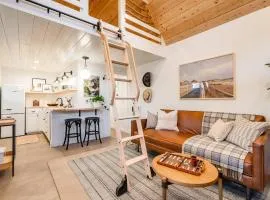 Adorable Tiny House near Grand Canyon, Fire Pit and Walk to Town