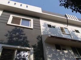 Cosy Banjara Guest House, hotel in Haiderabad