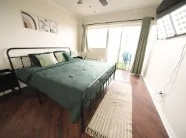 Traveling nurses and professionals Parking included Pet friendly Downtown