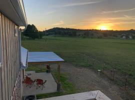 Pleasant Valley Farm Dairy Barn writer's retreat, hotel v destinaci Columbia