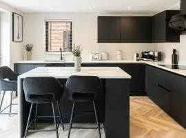 Luxury 4BR City Centre House - Free Parking