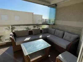 Bel appartement avec piscine vu sur mer