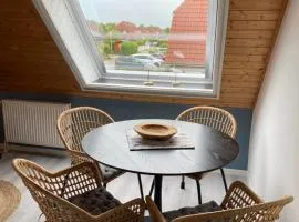 Nessmersiel, Ferienwohnung mit Balkon in Deichnähe, Wallbox, renoviert