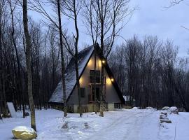 Kartalla - the A frame experience in Tremblant, Hotel in Saint-Rémi-dʼAmherst