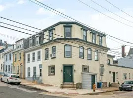 Large Bi-level Apartment in Heart of Manayunk