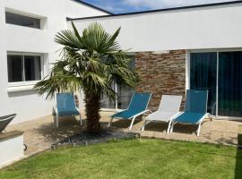 maison avec piscine couverte, hotel di Louannec