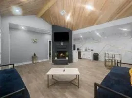 Spacious 1BR Galleria Apt with Pool & Free Park