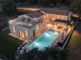 Luxury Villa Casa Maria, Hotel in Tar