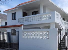 White Paradise Beach House Your Coastal Haven, hotel v destinaci Vega Baja