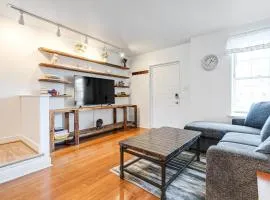 Peaceful & spacious family home near Carytown fully fenced