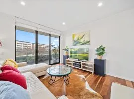 Inner-City 2-Bed with Large Balcony, Garden & Gym