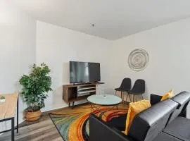 CozySuites - 1BR with Direct Skybridge Access #4