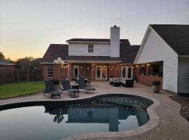 Upscale Hideaway with 2 King Beds Disney Plus Fast WiFi Private POOL & Gated Yard, hotel in Alexandria