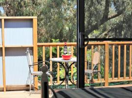 Just Beachy - Quiet Relaxing Pet Friendly, hotel di Guilderton