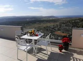 Southridge PH with jacuzzi, TOP views by Homely