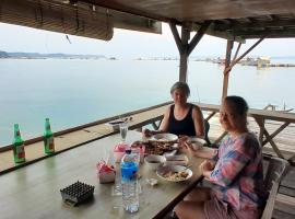 Ekas beach floating room and resto, hotel v destinaci Ekas