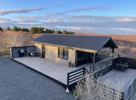 Cozy 3BR Summerhouse with Hot Tub in South Iceland, hotel v destinaci Selfoss