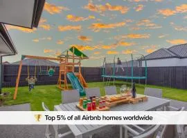 New Luxury Home with Games Room and Park Outlook Sleeps 12, 26 mins from CHC airport