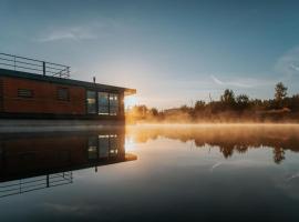 Hausboot Malibu Sunrise、Klittenの船上ホテル