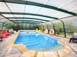 La Maison Merlin - Maison avec piscine Sénoville, hotel i Senoville