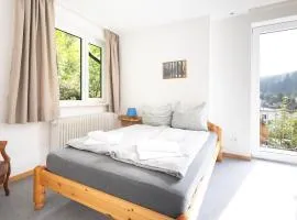 Apartmenthaus am Waldrand- Küche - Frühstück - Balkon
