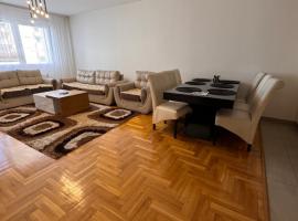 Big spacious apartment in Pej center with WI-FI, hotel v destinaci Peje