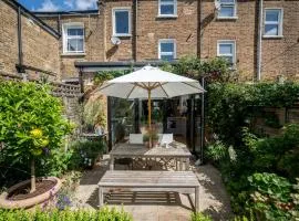 Pass the Keys Stylishly designed London Townhouse - Garden Oasis