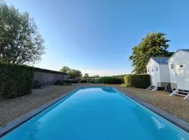 Casa-Cosi, tourist & business suites & flats with reserved parking and private terraces in shared garden with seasonal pool included, private sauna available