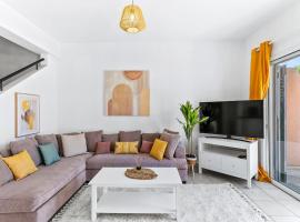 Charming 3-Bedroom Maisonette with Pool Access at Regina Gardens, 700 m Venus Beach, hotel v destinaci Paphos City