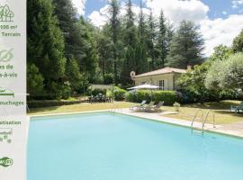 Magnifique Maison Paisible avec Piscine, hotel di Jaujac