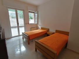 Appartamento 3 letti con cucina e parcheggio privato gratuito, hotel in Candela