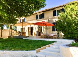Auberge Casa Sana, pet-friendly hotel in Pillac