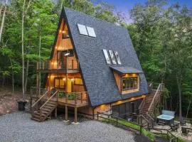 Secluded Luxe A Frame Lodge~ Hot Tub~ Fire Pit