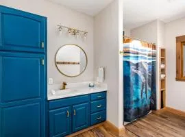 Great Falls Luxe Haven 4BR Gym Office and Hot Tub