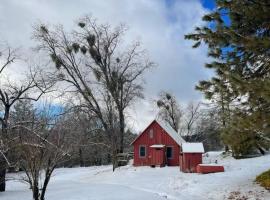 Blue Oak Red Cabin, hotel v destinaci Dunlap