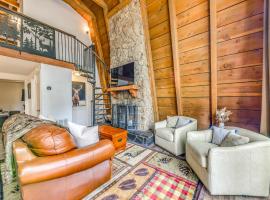 Cozy Ruidoso Cabin Rental with Private Hot Tub!, hotel in Ruidoso