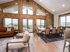 BlackBeary Cabin on Bear Lake with Private Hot Tub