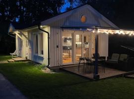 Modernt gästhus med två sovrum och sovmöjlighet för upp till fem personer, villa in Ekerö