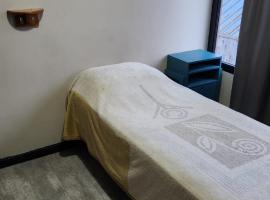 Habitacion privada, con baño compartido, hotel in Ushuaia