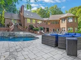 Luxurious Private Lakefront Paradise home