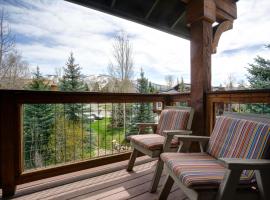 Hot Tubs, Washer & Dryer, Free Bus, Perfect for 3 Couples, Hotel in Steamboat Springs