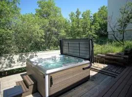 Private Hot Tub with Mountain Views, Pet Friendly, Quick Walk to Ski Area Base
