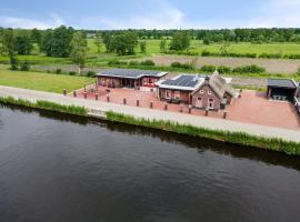 Detached Home in Friesland by Canal, ξενοδοχείο σε Schuilenburg
