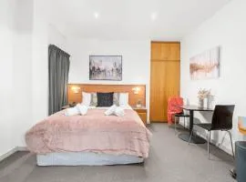 Urban Oasis Chic CBD Suite with WiFi - Walkable
